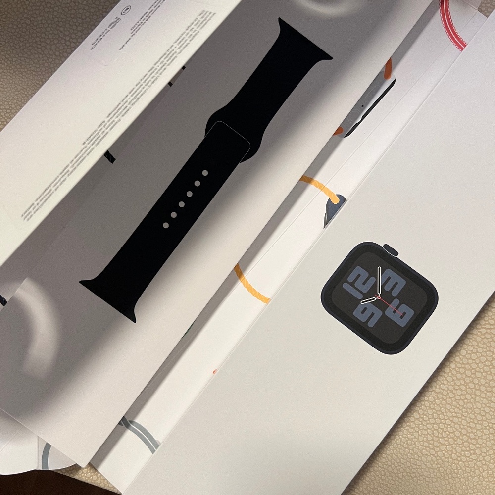 Apple Watch SE 40mm GPS Midnight Aluminum Case + Midnight Sport Band S/M
